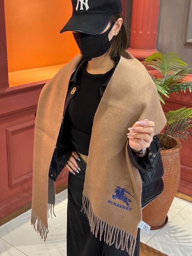 p160 太美了巴宝莉 情侣款 美到要尖叫专柜最新款英伦欧美范儿 又是一款即时尚又实用的大围巾&长巾，撞色的颜色搭配很协调，围巾手感柔软，戴起来时尚暖和，大气有