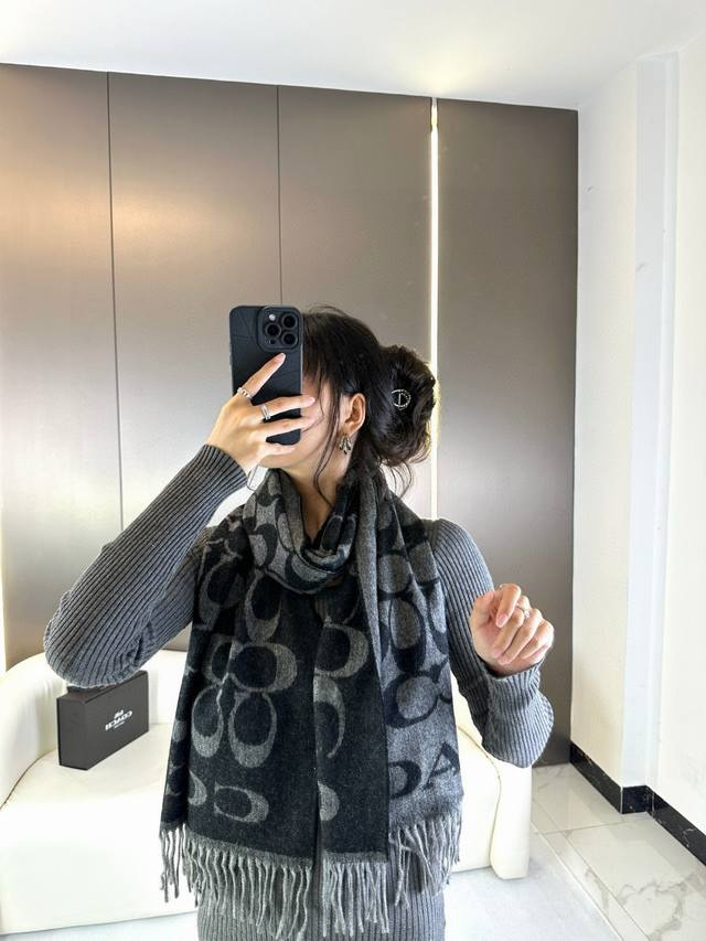 140 蔻驰 2023年新款到！Coach爆款！三色披肩也太好看了吧！不仅有颜值还有品质，97%羊毛+3%羊绒，手感超级软糯和舒服，尺寸195×53Cm，整体宽
