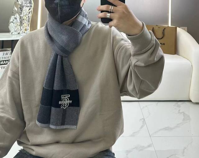 140 Burberry爆款上新 高端男士围巾 Tb羊绒格纹 独家牛货 奢华尽在尺寸之间，高端品质具有超高羊绒品质才会被此品牌青睐这种精品是市场上及其少见的围巾