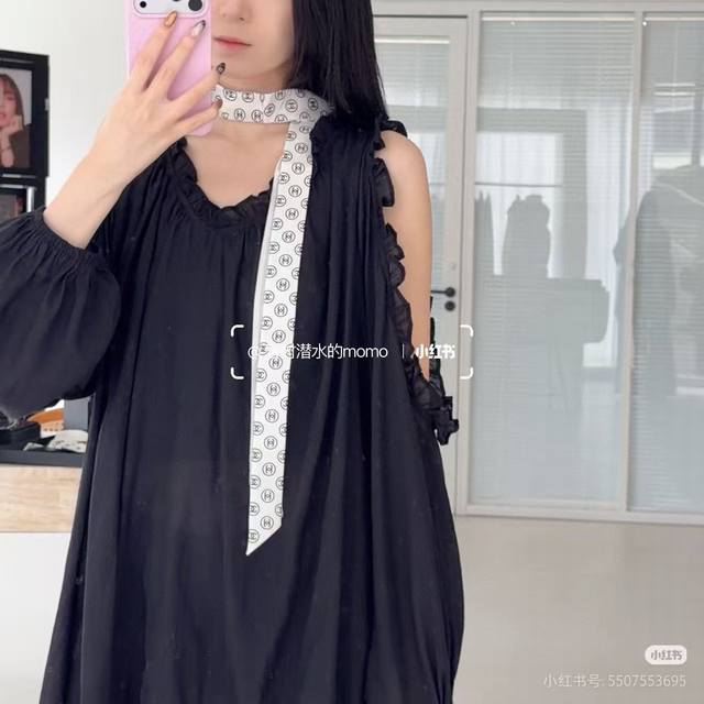 p100新款小香，这条双层真丝的丝巾束发带绝美 还没心动的姐妹看看实物 氛围感满满的Chanel Twilly 超级长的双层Twilly 氛围感复古感十足 多种
