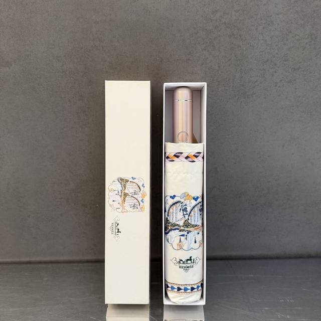 p70 爱马仕Hermes 三折防晒睛雨伞 夏季新款 全自动折叠晴雨伞 内里黑色涂层防晒有效阻隔紫外线99%，Upf 50 所以能起到伞下体感降温的效果！ 有效