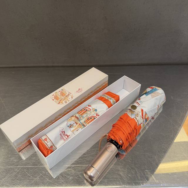 p70 爱马仕Hermes 三折防晒睛雨伞 夏季新款 全自动折叠晴雨伞 内里黑色涂层防晒有效阻隔紫外线99%，Upf 50 所以能起到伞下体感降温的效果！ 有效