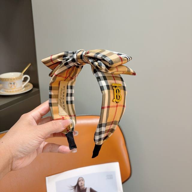 配包装p60 巴宝莉Burberry 新款蝴蝶结发箍，客供面料 细节全部实拍！非常耐看又百搭、适合各种场合搭配！