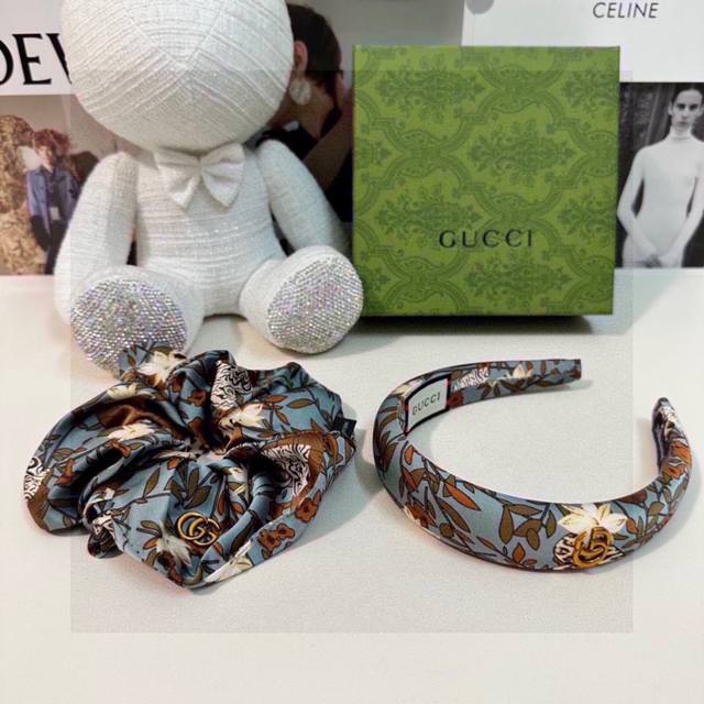 特p80 两件套 配专柜包装 Gucci 古驰 最新爆款来啦碎花两件套发箍发圈 优雅的Girl值得入手 非常好搭配 气质有品位 建议两个一齐佩戴 神奇的仙