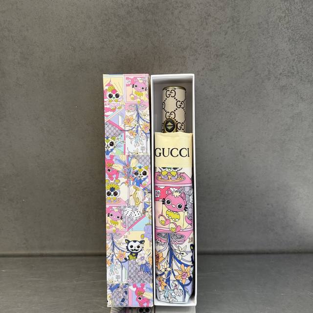 p70 古驰Gucci 三折防晒睛雨伞 夏季新款 全自动折叠晴雨伞 内里黑色涂层防晒有效阻隔紫外线99%，Upf 50 所以能起到伞下体感降温的效果！ 有效隔热