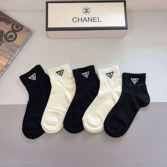 配包装p60 一盒5双 Chanel 香奈儿新款刺绣纯棉袜子 经典字母Logo船袜，个性时尚百搭款，！超柔软材质，舒适透气，时尚百搭款