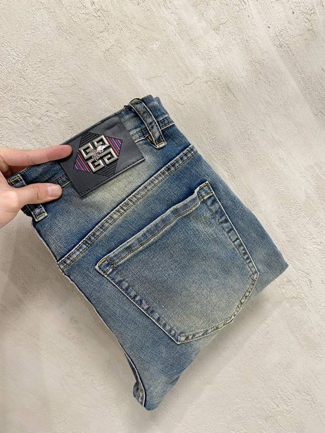 280 Givenchy Men's Denim Jeans, officially announced in the catalog and posters! 280 Givenchy Men's Denim Jeans, officially announced in the catalog and posters!
