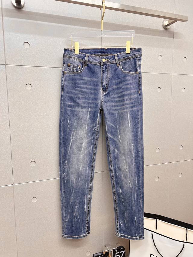 280 Givenchy Men's Denim Jeans, officially announced in the catalog and posters! 280 Givenchy Men's Denim Jeans, officially announced in the catalog and posters!