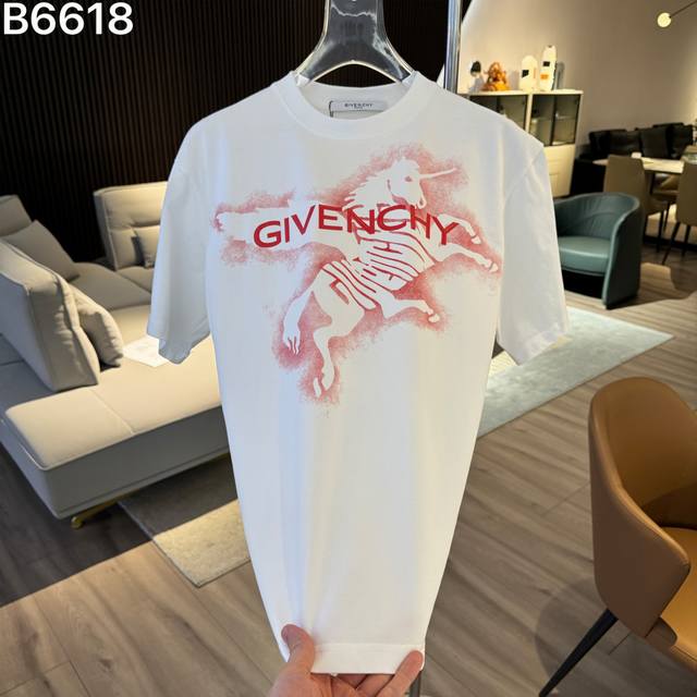 110 High-quality Givenchy 26Ss new embroidered logo letter short-sleeved shirt. 110 High-quality Givenchy 26Ss new embroidered logo letter short-sleeved shirt.