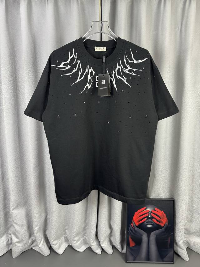 p110 Givenchy High-Quality 320g Crew Neck Short Sleeve T-Shirt. Features the bra p110 Givenchy High-Quality 320g Crew Neck Short Sleeve T-Shirt. Features the bra