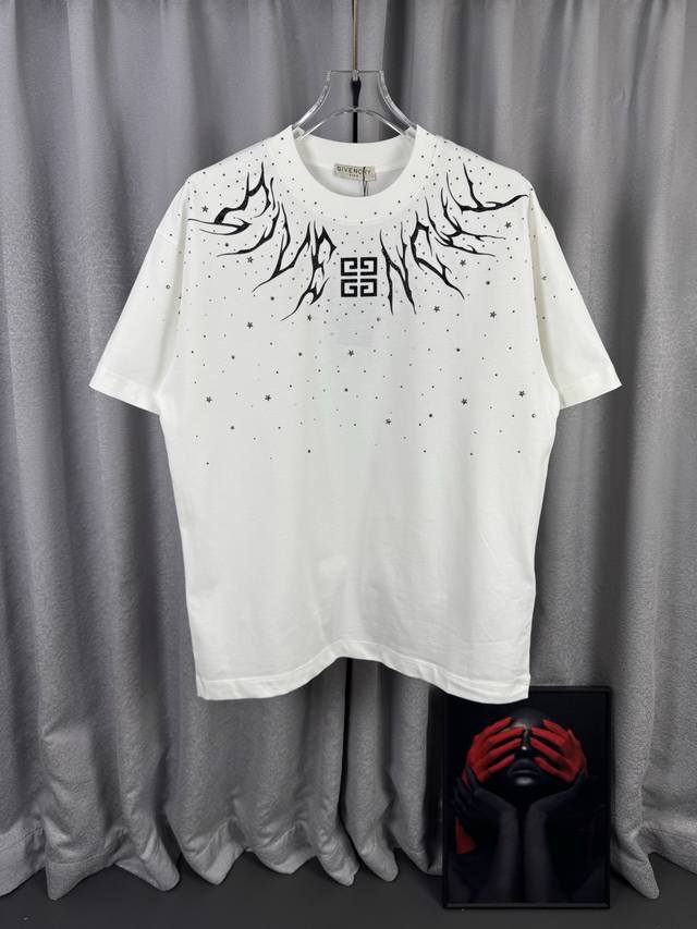 p110 Givenchy High-Quality 320g Crew Neck Short Sleeve T-Shirt. Features the bra p110 Givenchy High-Quality 320g Crew Neck Short Sleeve T-Shirt. Features the bra