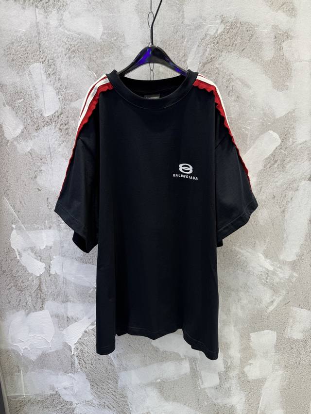 p130 Balenciag*巴黎Blcg五道杠拼接双环刺绣短袖 工艺说明：定织32S 200G双纱平纹面料，定染对版颜色，采用高密度刺绣工艺，双环以重叠或嵌套