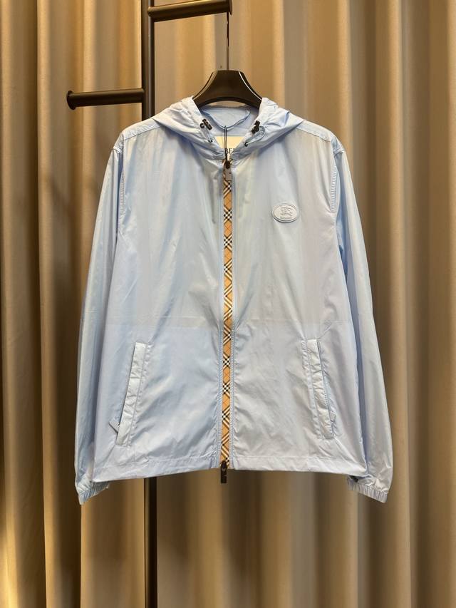 p320 高端复刻 Burberry 巴宝莉 26Ss 格纹门襟硅胶圆标尼龙防晒夹克外套 蓝 原版定制定染原版尼龙面料，绿色布料订染，连帽胸前章仔刺绣官网同步。