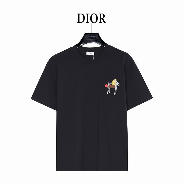 本地自取160 支持放店 Dior 迪奥 创意小马刺绣短袖T恤 面料选用新疆长绒棉 质地细腻柔软，亲肤透气，自带柔和垂坠感， 久穿不易变形，是迪奥经典 T 恤的