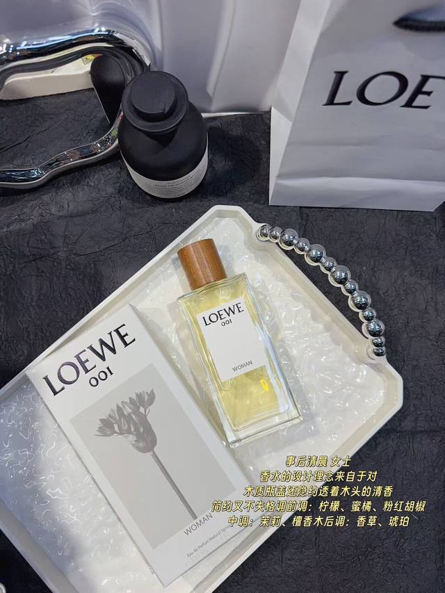 120原单品质 罗意威001事后清晨女士 前调甜甜的花香,又有点奶香的味道。后面檀香木的味道非常明显、顺滑的奶质感受。从头至尾都维持了一定的甜度和温度。 闻时男