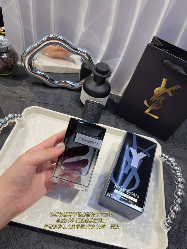 120原单品质 圣罗兰先锋男士Y男士香精版 黑色 100Ml 成熟而潇洒，温柔而强大。 主宰人生，不畏前行。 爆发的男性荷尔蒙 前调：香柠檬，生姜，苹果。 中调