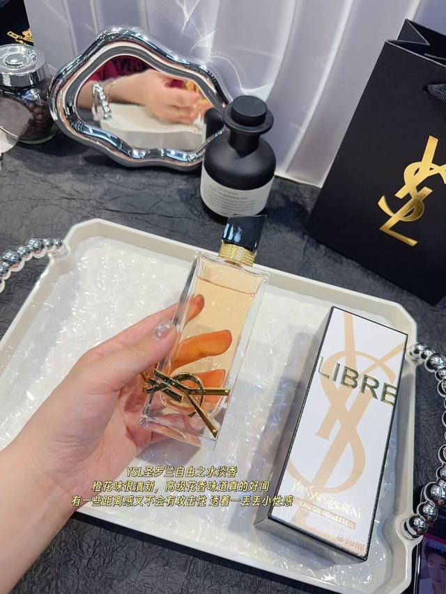 110原单品质 圣罗兰Ysl 新款自由之水淡香90Ml 香气新的升级在于双感馥奇花香调，在馥奇花香调中全新融入茉莉与白茶，使得清冽与温润，冷暖碰撞出别样的感官体