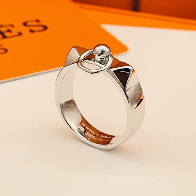 p120 Sizes: 6, 7, 8 He Mes latest Hermes bull horn round nose silver ring, same p120 Sizes: 6, 7, 8 He Mes latest Hermes bull horn round nose silver ring, same