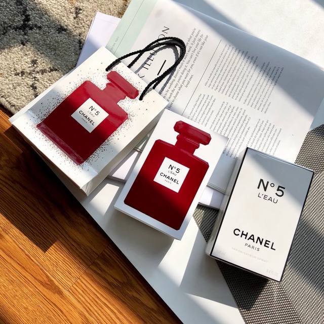 110原单品质 Chanel 18圣诞跨年限量系列,5号纪念版香水。小香最为经典之作的香水,非常适合圣诞送人。 整个系列分淡、浓两种味道,大家可以根据不同年龄和 110原单品质 Chanel 18圣诞跨年限量系列,5号纪念版香水。小香最为经典之作的香水,非常适合圣诞送人。 整个系列分淡、浓两种味道,大家可以根据不同年龄和