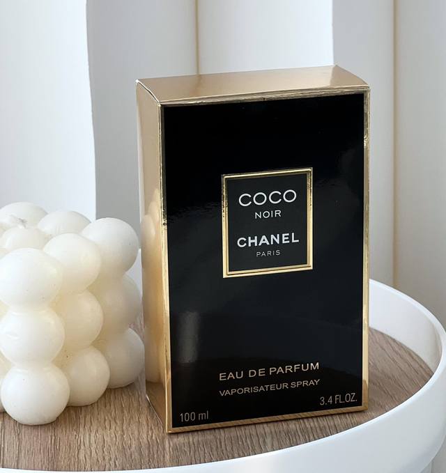110原单品质 香奈儿的黑色可可小姐 Coco Noir 黑金的金属设计太有质感了吧！ 不愧是一见钟情的迷人香！ 前调有淡淡的橘子香味 活泼小俏皮～ 中后调木质