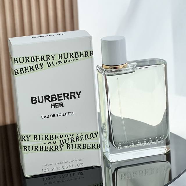 110原单品质 春夏必备的一款新香水！Burberry 果漾女士淡香水！！！ 前调：梨子黑加仑草莓粉红胡椒 中调：玫瑰 牡丹铃兰忍冬 后调：麝香 雪松 这个小青