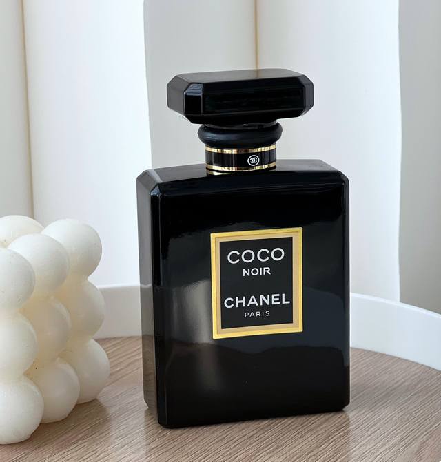 110原单品质 Chanel 香奈儿“Coco Noir”黑可可100Ml 纯粹,令人着迷,深深烙上了她的风格印记,深邃、内敛、却又充满张力。独特的质感、难以抗 110原单品质 Chanel 香奈儿“Coco Noir”黑可可100Ml 纯粹,令人着迷,深深烙上了她的风格印记,深邃、内敛、却又充满张力。独特的质感、难以抗