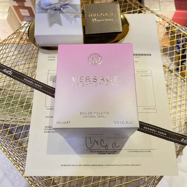 110原单品质 Versace范思哲晶钻 粉钻 香恋水晶女士香水90Ml 香调 ：清新花果香调 前味 ：石榴, 柚子 中味 ：木兰, 莲花, 牡丹 后味 ：琥珀