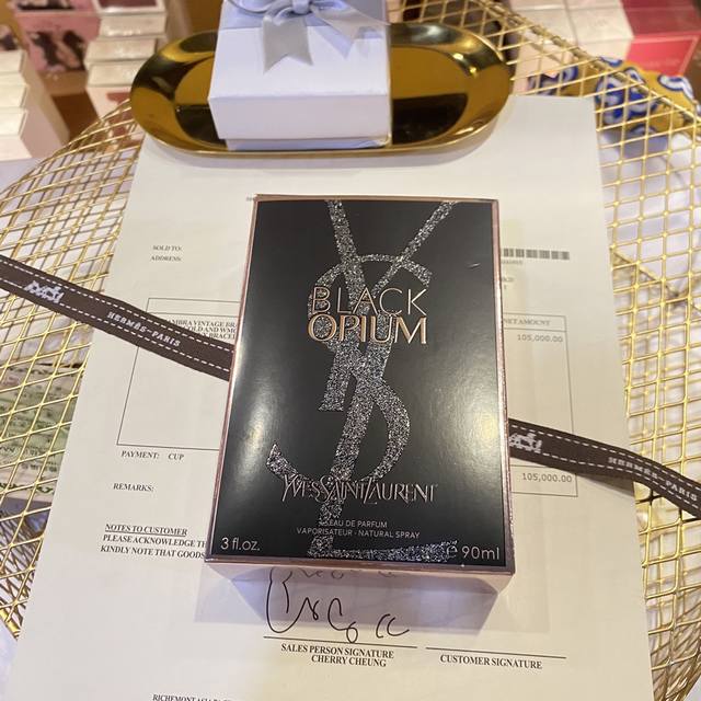 110原单品质 Ysl圣罗兰黑鸦片香水90Ml！ 传说中可以让男人欲生欲死，闻了就会上瘾中毒的味道 。甜若爱情苦若生命黑若死亡如果你习惯在阴冷的冬日午后喝一杯香