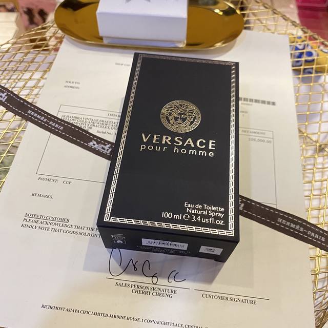 110原单品质 Versace范思哲同名经典男士淡香水100Ml！ 香调：清新柑橘水生调， 前味：柑橘、橙花、香柠檬、谷粒， 中味：天竺葵、风信子、鼠尾草、雪松