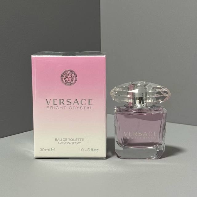 200明通版 范思哲粉钻香水30Ml 明通版实拍现货2406009编码！明通版对版对味范思哲粉钻香水30Ml精致典雅却又不失生动有趣的石榴香氛，伴随新鲜清新又饱