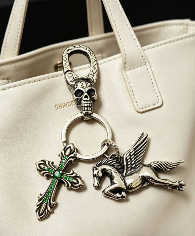 p230 2026爆款 Chrome Hearts 克罗心钥匙扣 复古银调绿钻圣剑十字架+飞马双吊坠，纹路立体清晰，细节拉满，做旧氧化效果和原版完全一致，不廉价
