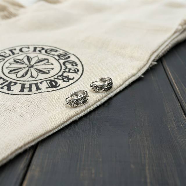 p180 2026爆款 Chrome Hearts 克罗心耳环 复古银调羽毛十字花圈耳环，羽毛纹路立体清晰，十字花细节拉满，做旧氧化效果和原版完全一致，不廉价、