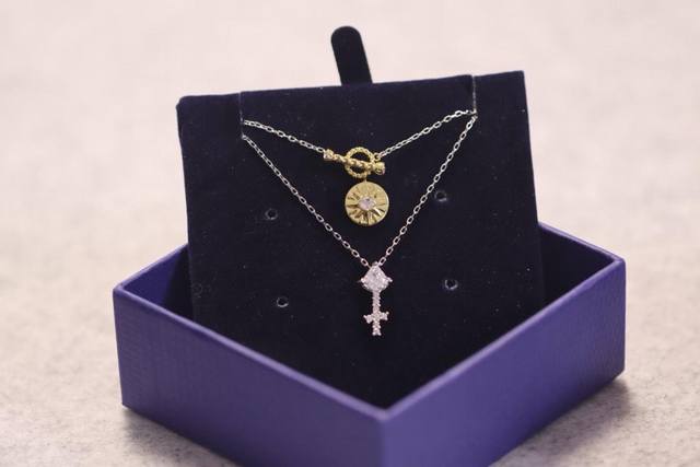 p120 施华洛世奇 Swarovski 射手座守护神锁骨项链 这款施华洛世奇链坠是以星座的符号为灵感。其时尚十足的星座符号装饰揉合了闪亮迷人的透明色密镶Swa