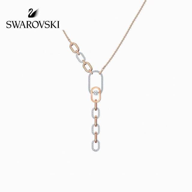 p130 施华洛世奇 Swarovski 耀动的心 环环相扣 Y字项链 这款揉合了现代魅力和精致做工，其Y形设计以一排细长的椭圆形扣环垂饰为特色，部分扣环饰有闪