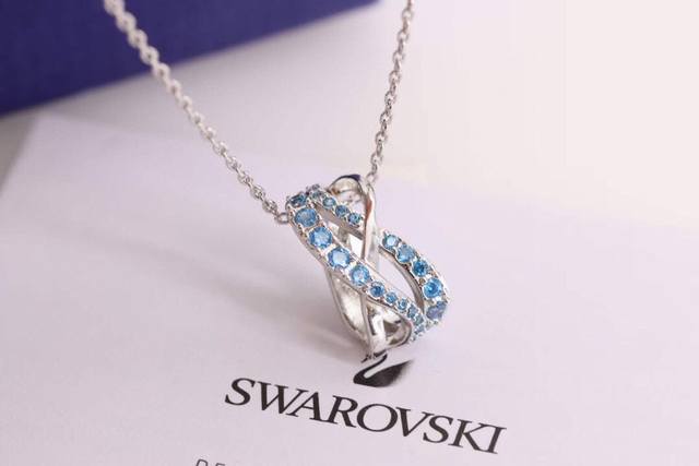 p130 施华洛世奇 Swarovski 蓝钻螺旋交错 转运珠项链 这款链坠为时下流行的螺旋元素注入新意，并彰显品牌125年来所带来的闪亮光彩。其璀璨悦目的线条