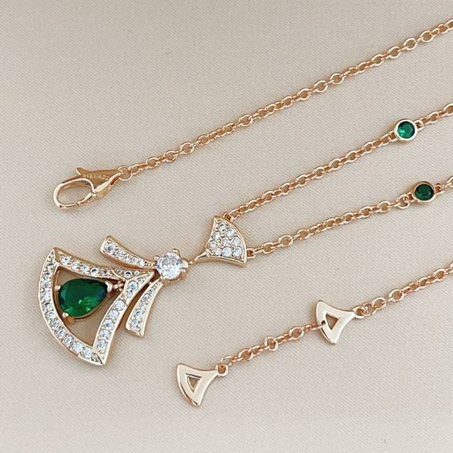 p130 Bvlgari's latest rose gold and green diamond necklace, made of brass, is ve p130 Bvlgari's latest rose gold and green diamond necklace, made of brass, is ve