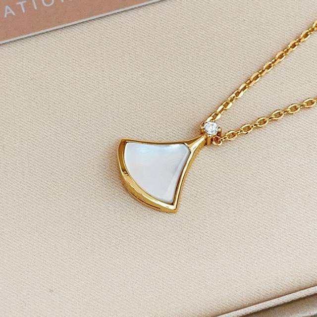 p120 Bvlgari's latest gold and white mother-of-pearl fan necklace, made of brass p120 Bvlgari's latest gold and white mother-of-pearl fan necklace, made of brass