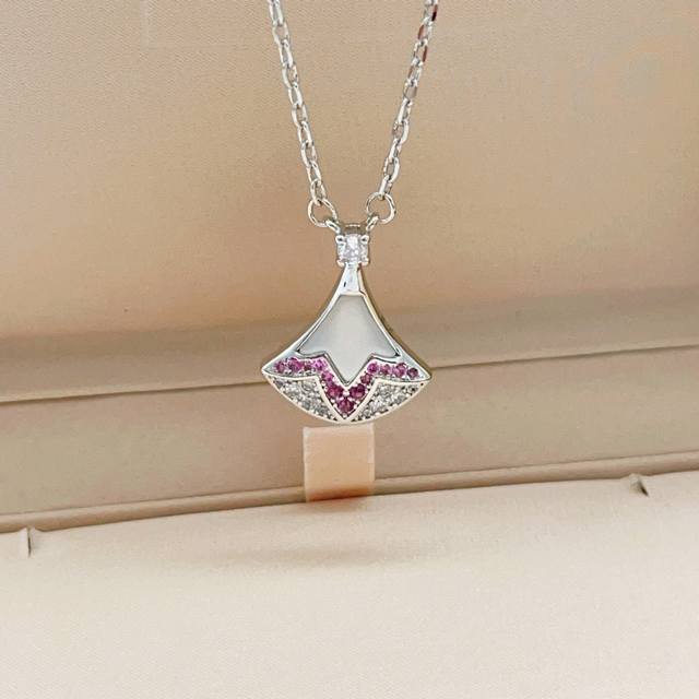 p140 Bvlgari's latest silver diamond-encrusted white mother-of-pearl fan necklac p140 Bvlgari's latest silver diamond-encrusted white mother-of-pearl fan necklac