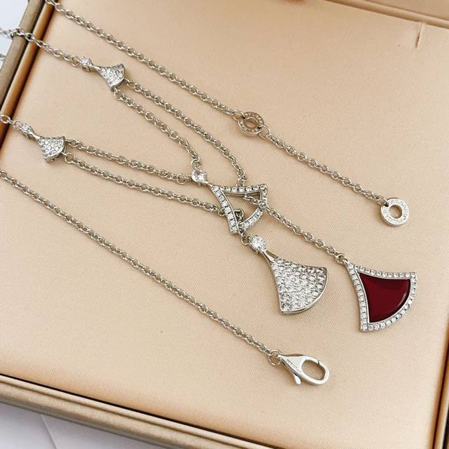 p170 Bvlgari's latest silver diamond-encrusted tassel fan necklace, made of bras p170 Bvlgari's latest silver diamond-encrusted tassel fan necklace, made of bras