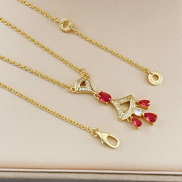 p130 Bvlgari's latest gold tassel diamond-encrusted fan necklace, made of brass, p130 Bvlgari's latest gold tassel diamond-encrusted fan necklace, made of brass,