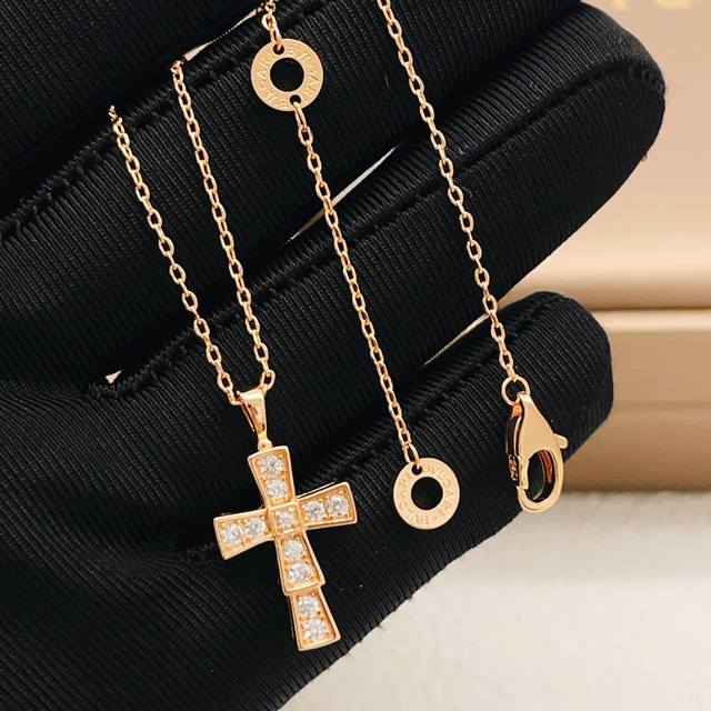 p130 This is the latest rose gold and diamond-encrusted cross necklace from Bulg p130 This is the latest rose gold and diamond-encrusted cross necklace from Bulg