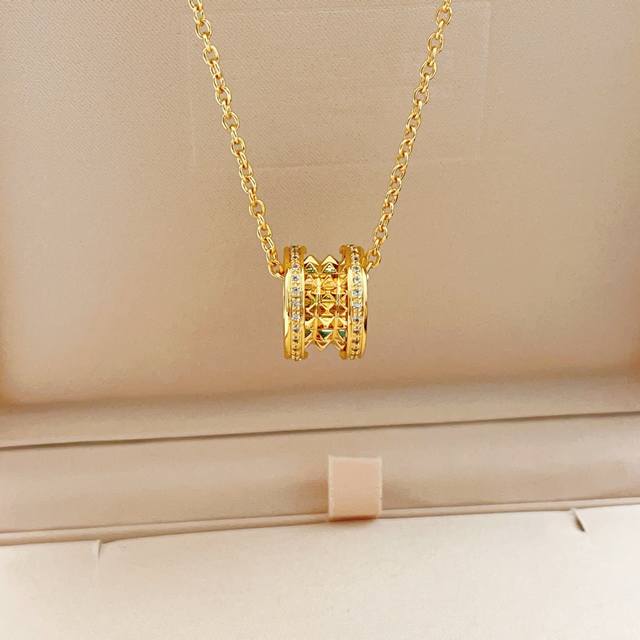 p170 Bvlgari's latest gold-tone diamond-encrusted studded spring necklace, made p170 Bvlgari's latest gold-tone diamond-encrusted studded spring necklace, made