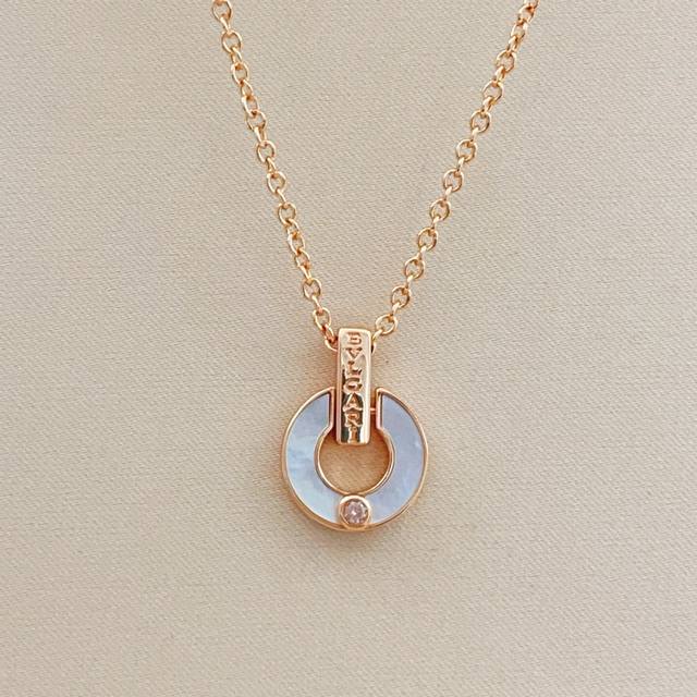 p140 Bvlgari's latest rose gold white mother-of-pearl single diamond round neckl p140 Bvlgari's latest rose gold white mother-of-pearl single diamond round neckl