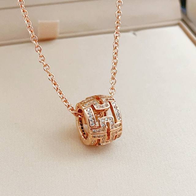 p130 Bvlgari's latest rose gold backhand necklace, made of brass, is very photog p130 Bvlgari's latest rose gold backhand necklace, made of brass, is very photog