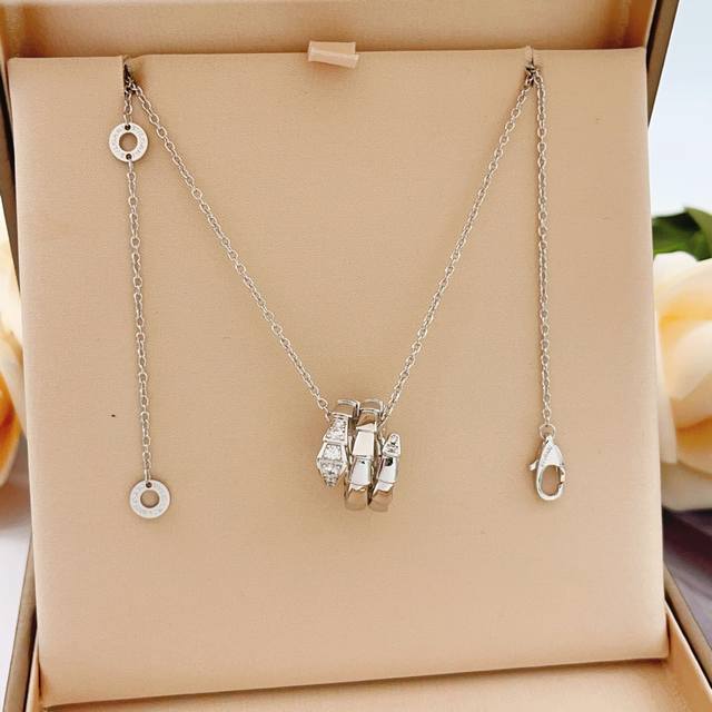 p140 This is the latest silver diamond-encrusted serpent necklace from Bulgari, p140 This is the latest silver diamond-encrusted serpent necklace from Bulgari,