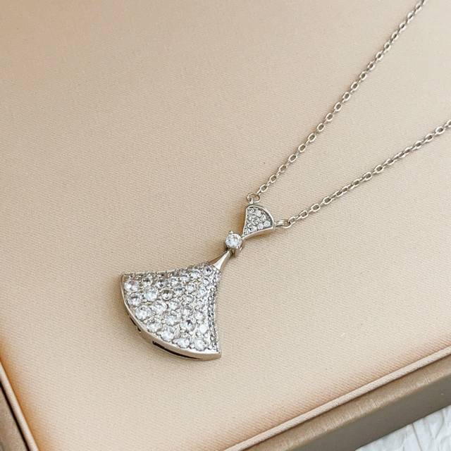 p140 Bvlgari's latest silver full-diamond fan necklace, made of brass, is identi p140 Bvlgari's latest silver full-diamond fan necklace, made of brass, is identi