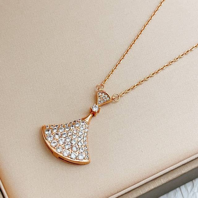 p140 Bvlgari's latest rose gold full-diamond fan necklace, made of brass, is ide p140 Bvlgari's latest rose gold full-diamond fan necklace, made of brass, is ide