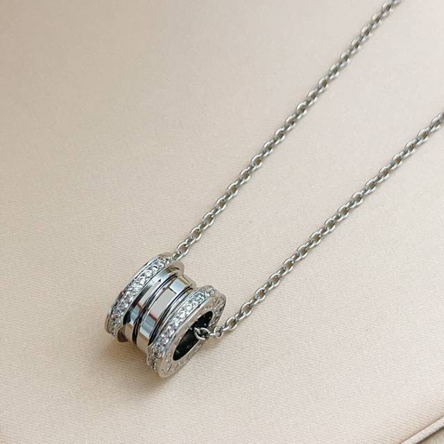 p170 Bvlgari's latest silver rhinestone spring necklace, made of brass, is very p170 Bvlgari's latest silver rhinestone spring necklace, made of brass, is very