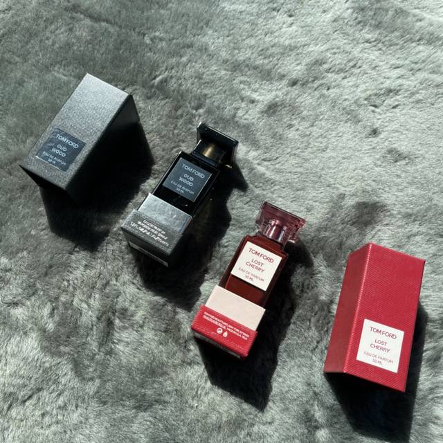 120原单品质 Tf的香水向来比其他大牌的要贵很多 但是档次也同样的高端 像这种香水基本上各大 品牌的价位都在1K附近 但是Tf此款居然了2K左右 并且居然还是