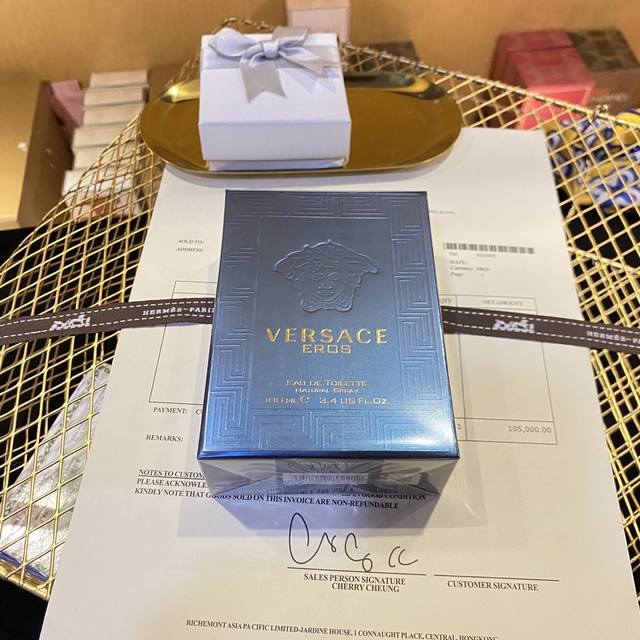 110原单品质 Versace范思哲爱神男士淡香水100Ml专柜品质Edt 范思哲蓝爱神男士香100Ml 地中海蓝色瓶身，希腊战士般的男神，抵御爱神射来的浪漫之
